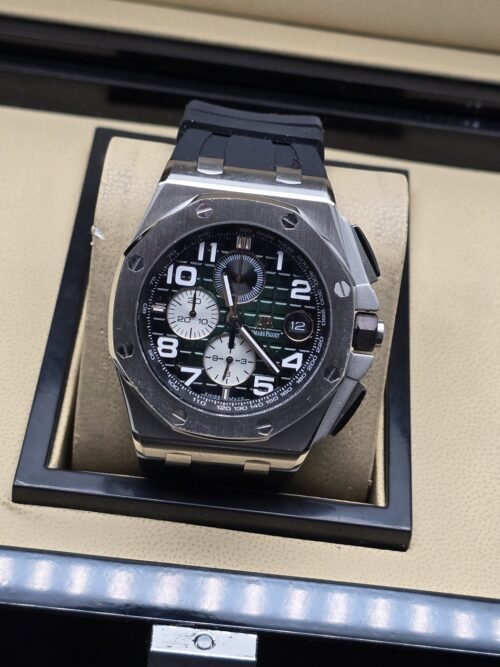 Audemars Piguet — esfera negra con detalles verdes y correa negra