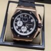 Audemars Piguet — esfera negra con números blancos y caja rosada