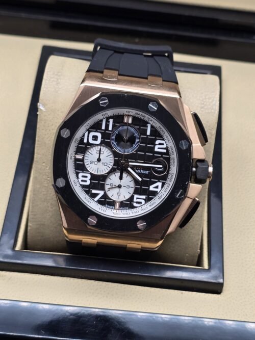 Audemars Piguet — esfera negra con números blancos y caja rosada
