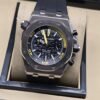 Audemars Piguet — esfera negra con detalles amarillos y correa negra