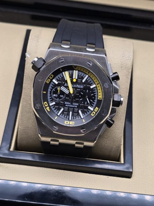 Audemars Piguet — esfera negra con detalles amarillos y correa negra
