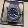 Audemars Piguet — esfera azul con índices amarillos y caja plateada