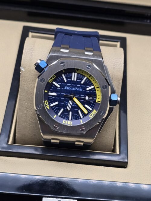 Audemars Piguet — esfera azul con índices amarillos y caja plateada