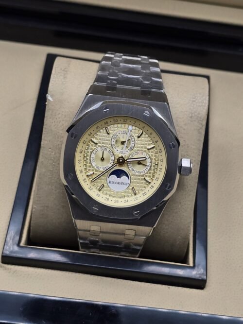 Audemars Piguet — esfera en tono dorado con subesferas y brazalete plateado