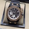 Audemars Piguet — esfera negra con subesferas claras y caja rosada