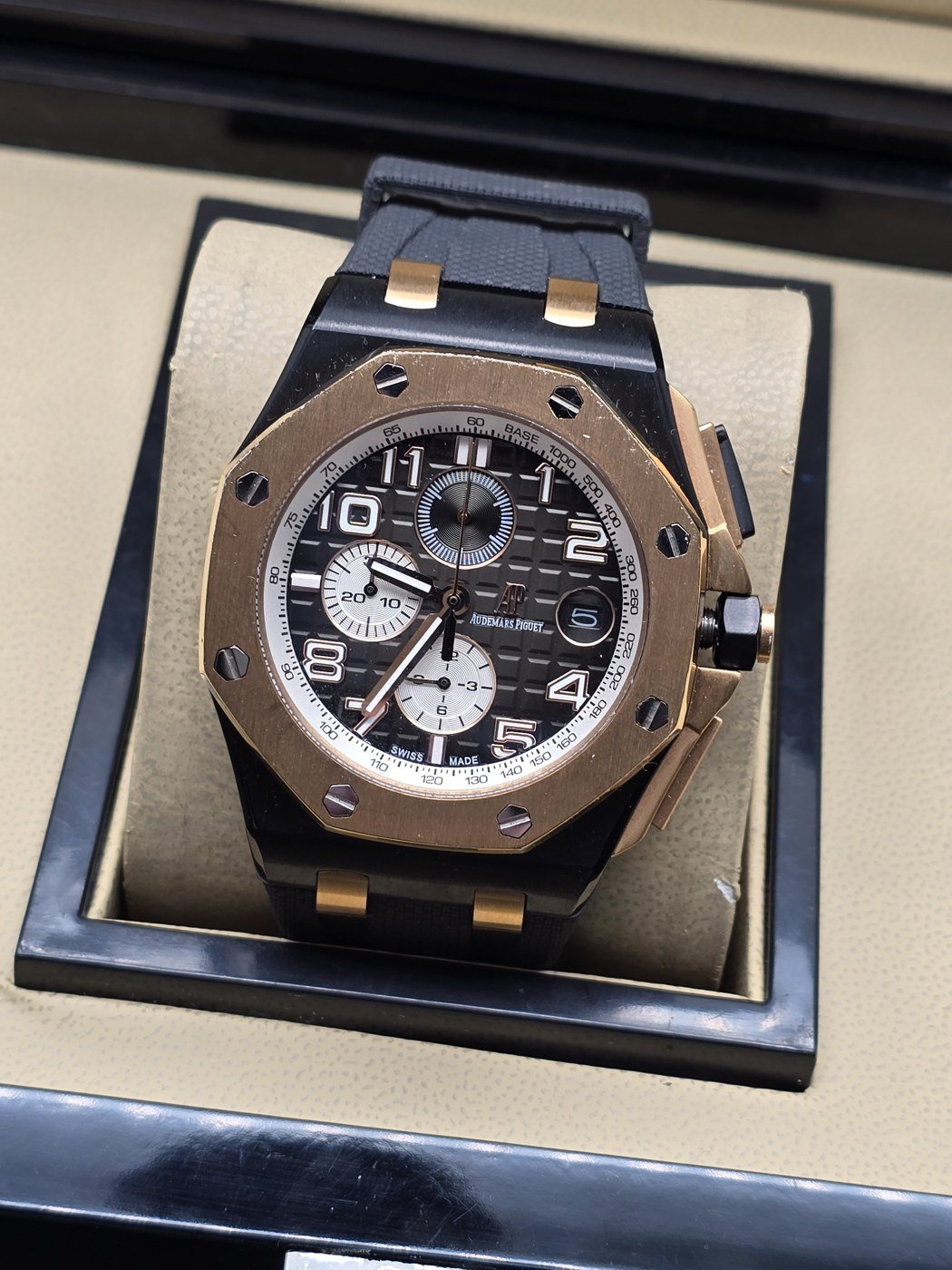 Audemars Piguet — esfera negra con subesferas claras y caja rosada