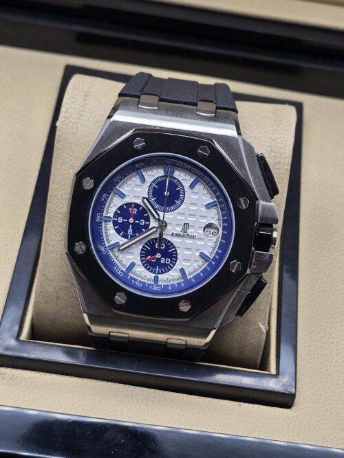Audemars Piguet — esfera blanca con subesferas azules y bisel negro