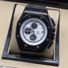 Audemars Piguet — esfera blanca con subesferas negras y caja negra