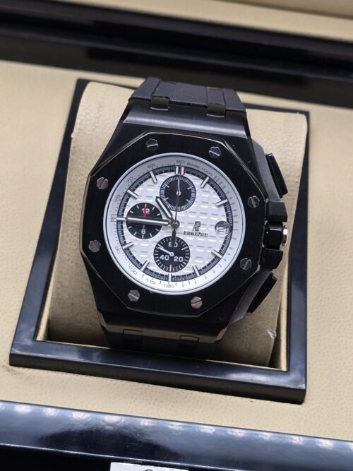 Audemars Piguet — esfera blanca con subesferas negras y caja negra