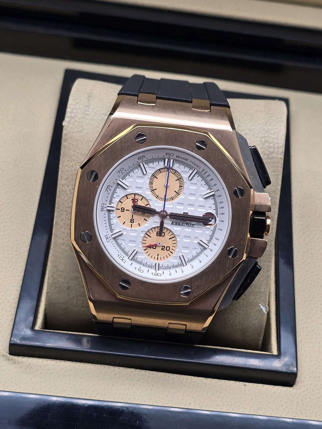 Audemars Piguet — esfera blanca con subesferas doradas y caja rosada