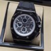 Audemars Piguet — esfera negra con subesferas y correa negra lisa