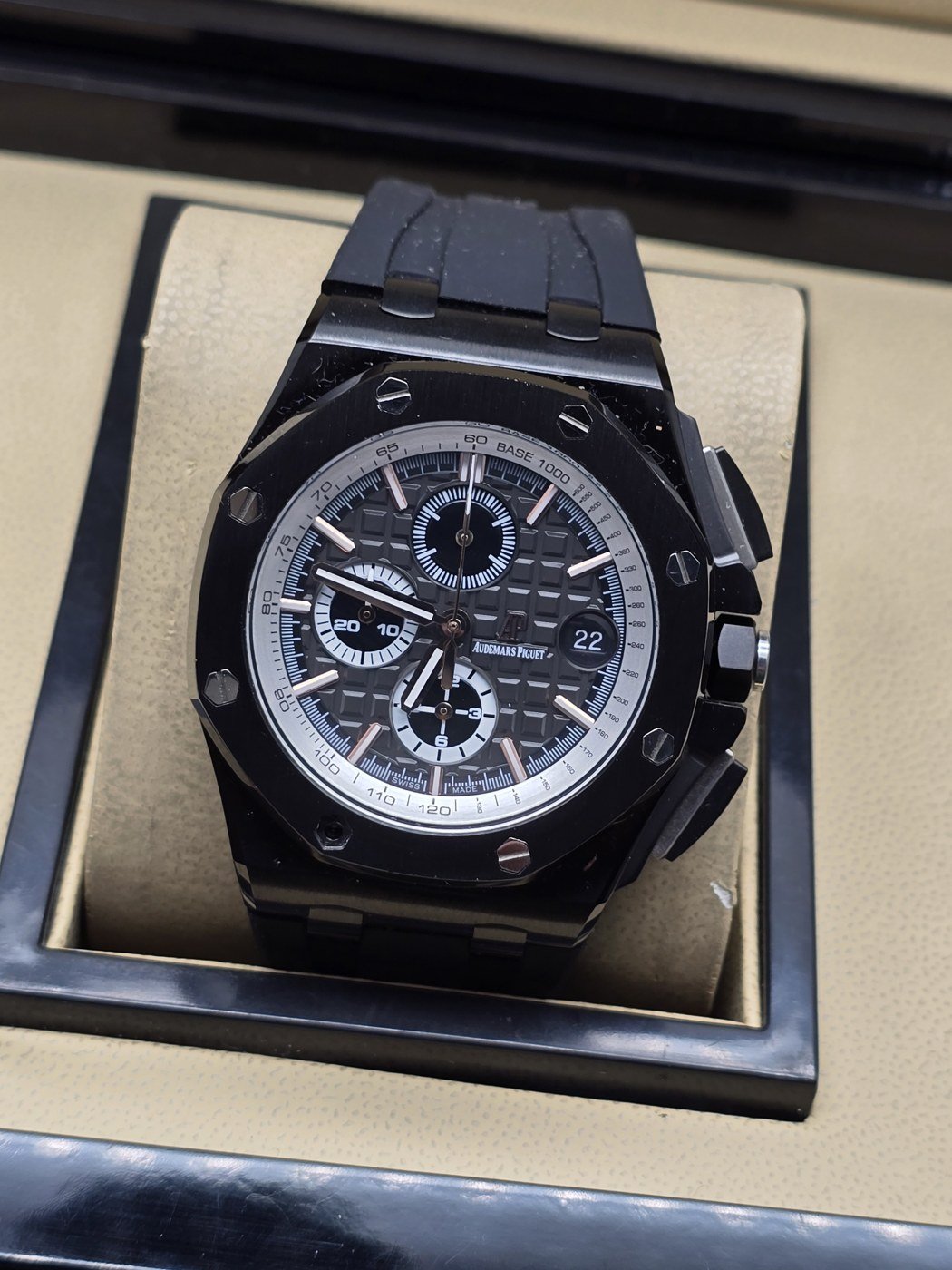 Audemars Piguet — esfera negra con subesferas y correa negra lisa
