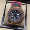 Audemars Piguet — esfera negra y correa con detalles rojos