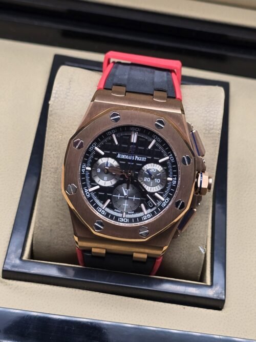 Audemars Piguet — esfera negra y correa con detalles rojos