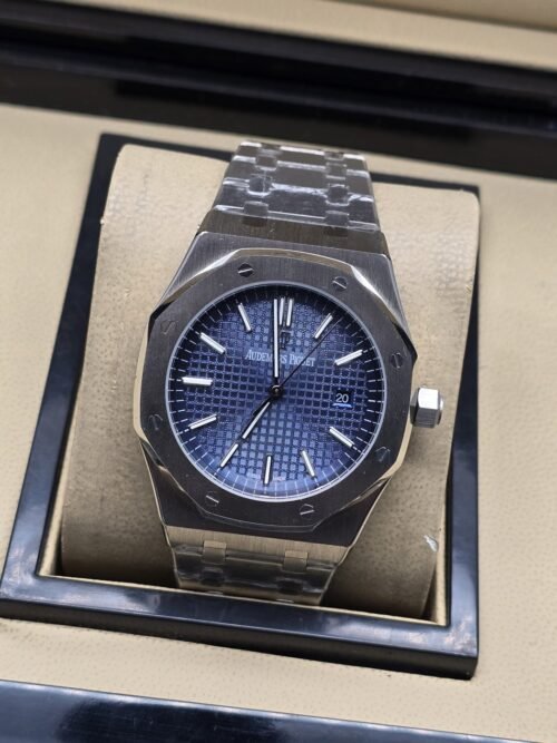 Audemars Piguet — esfera azul texturizada y brazalete plateado