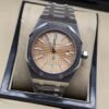 Audemars Piguet — esfera en tono dorado y brazalete plateado