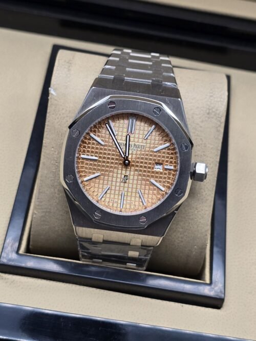 Audemars Piguet — esfera en tono dorado y brazalete plateado