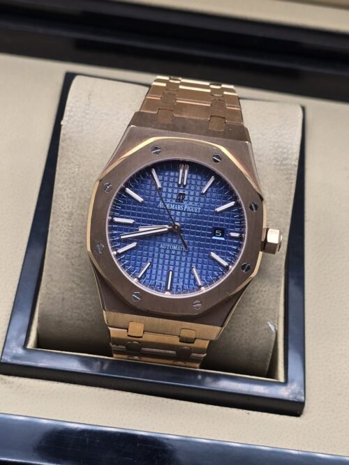 Audemars Piguet — esfera azul y brazalete dorado