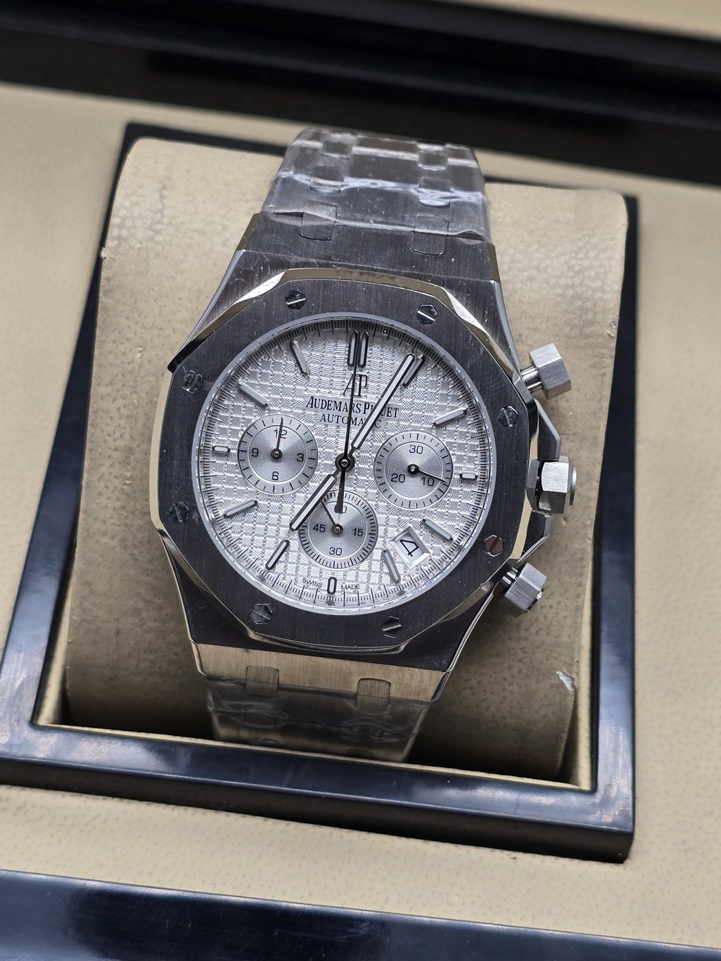 Audemars Piguet — esfera plateada con subesferas y brazalete plateado
