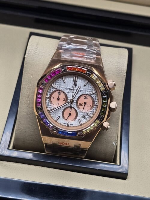 Audemars Piguet — esfera clara con subesferas rosadas y bisel multicolor