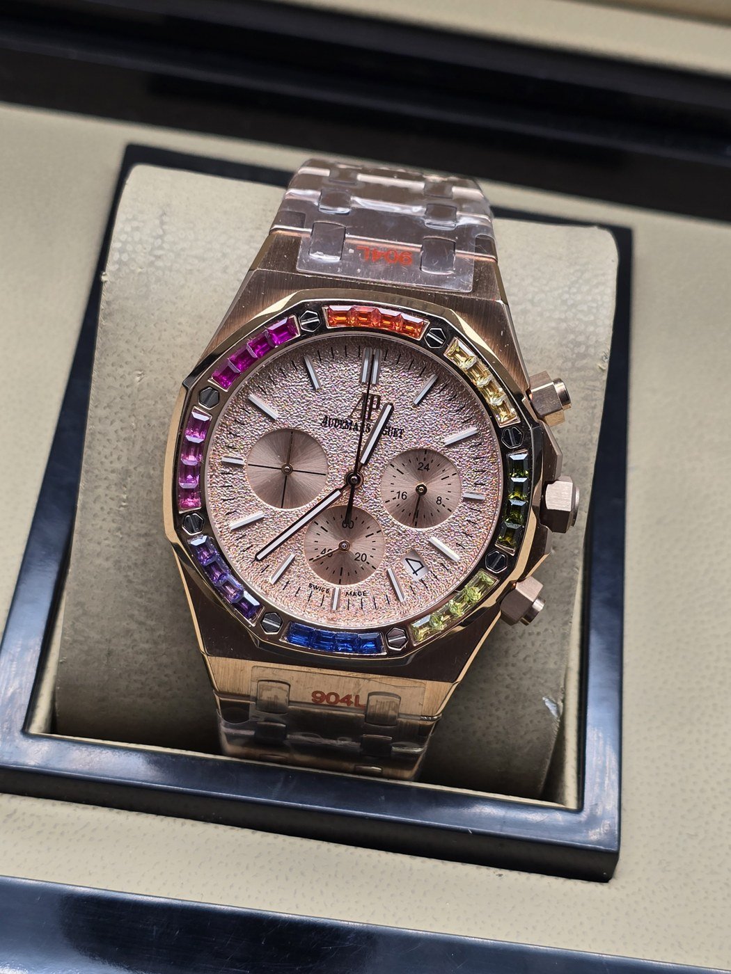 Audemars Piguet — esfera rosada con subesferas y bisel multicolor