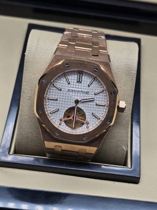 Audemars Piguet — esfera blanca con apertura y brazalete rosado
