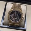 Audemars Piguet — esfera abierta negra y brazalete dorado