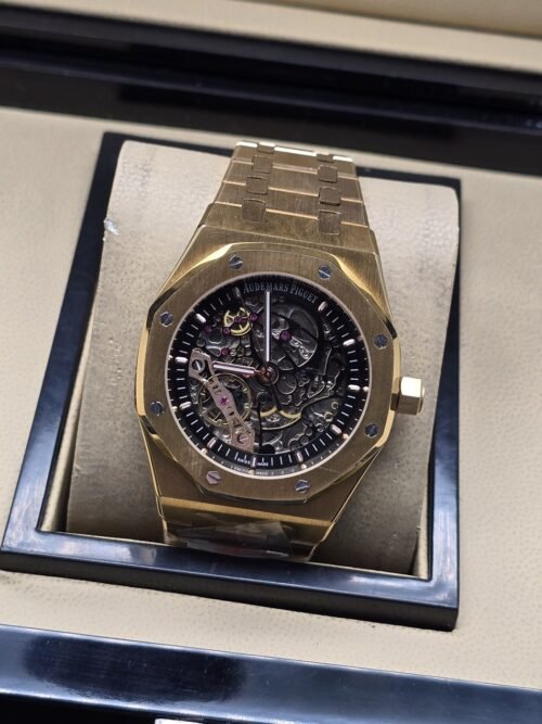 Audemars Piguet — esfera abierta negra y brazalete dorado