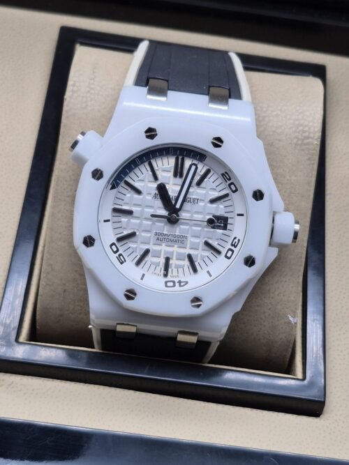 Audemars Piguet — esfera blanca deportiva y caja blanca