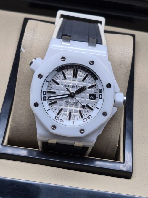 Audemars Piguet — esfera blanca texturizada y correa gris