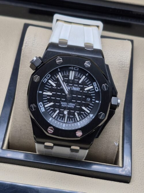 Audemars Piguet — esfera negra deportiva y correa blanca