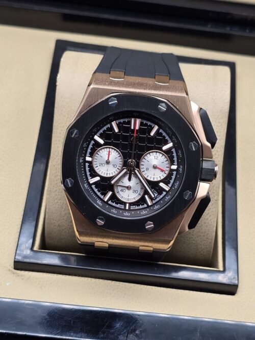Audemars Piguet — esfera negra con subesferas claras y caja bicolor rosada