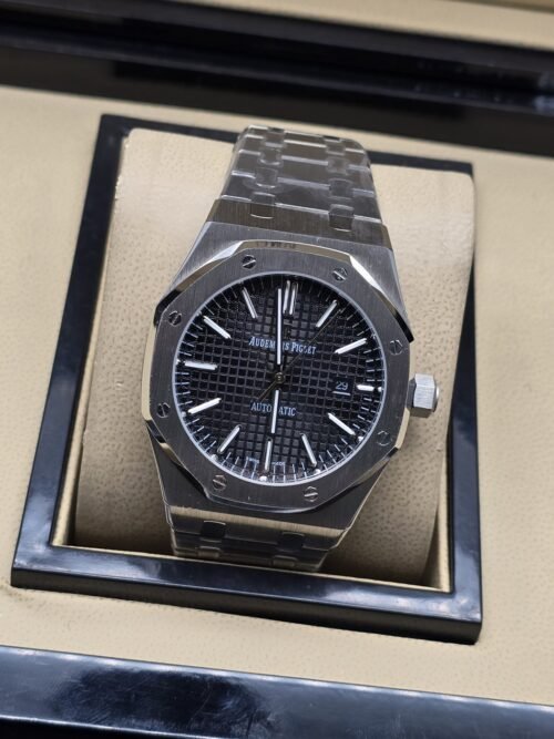 Audemars Piguet — esfera negra texturizada y brazalete plateado
