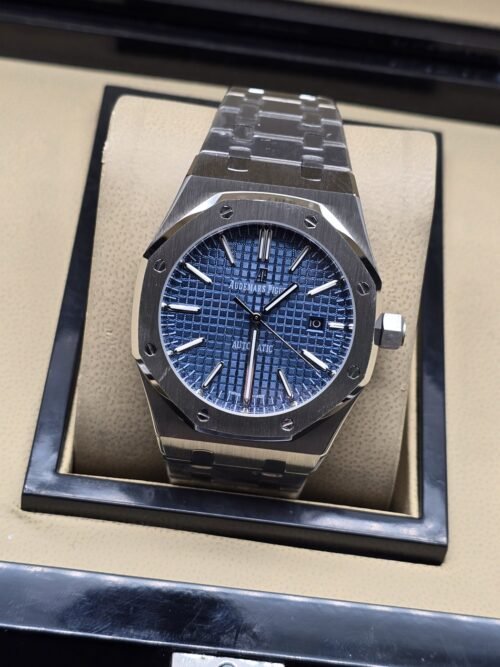 Audemars Piguet — esfera azul clara texturizada y brazalete plateado