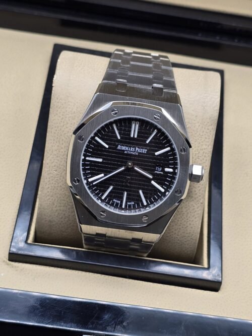 Audemars Piguet — esfera negra de índices blancos y brazalete plateado