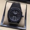 Audemars Piguet — esfera negra texturizada y brazalete negro