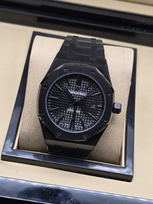 Audemars Piguet — esfera negra texturizada y brazalete negro