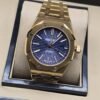 Audemars Piguet — esfera azul texturizada y brazalete dorado