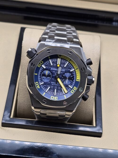 Audemars Piguet — esfera azul con detalles amarillos y brazalete plateado