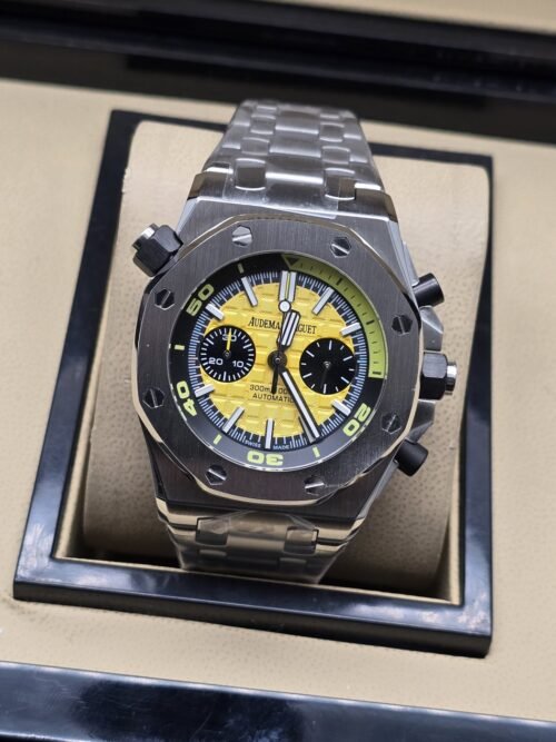 Audemars Piguet — esfera amarilla con subesferas negras y brazalete plateado