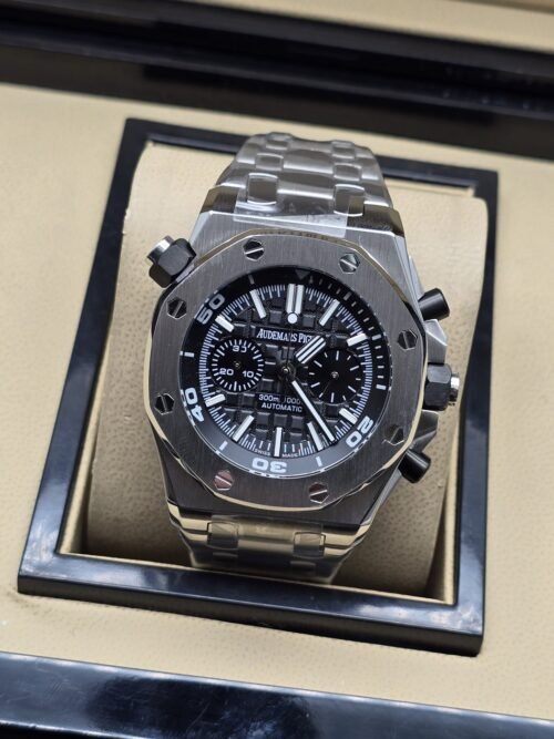 Audemars Piguet — esfera negra deportiva con subesferas y brazalete plateado