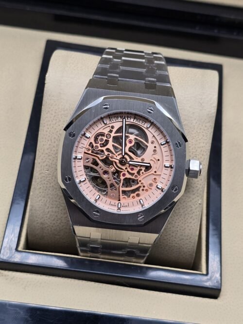 Audemars Piguet — esfera abierta rosada y brazalete plateado