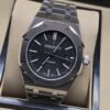Audemars Piguet — esfera negra de diseño sencillo y brazalete plateado