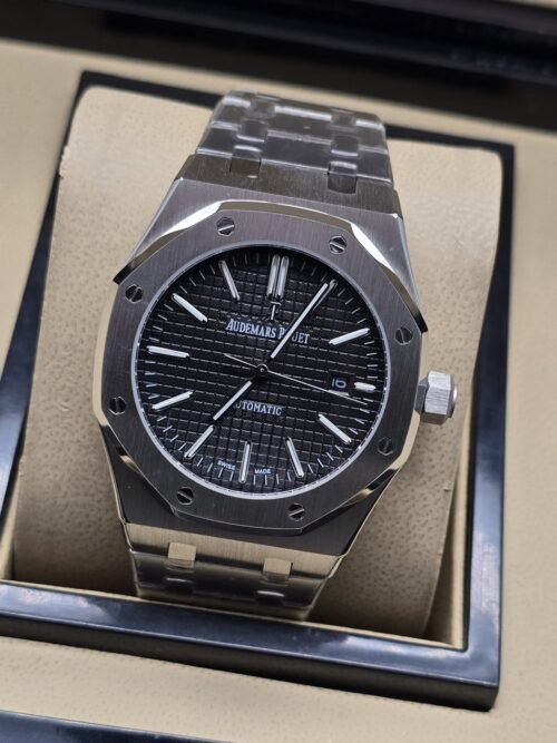 Audemars Piguet — esfera negra de diseño sencillo y brazalete plateado