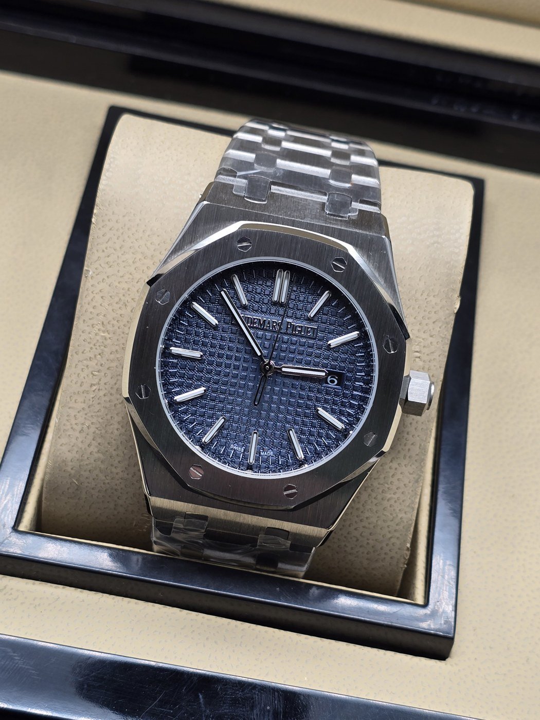 Audemars Piguet — esfera azul de diseño sencillo y brazalete plateado