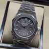 Audemars Piguet — esfera gris texturizada y brazalete plateado
