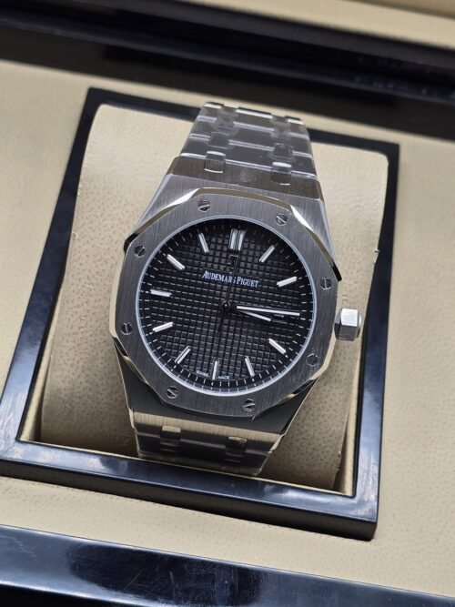 Audemars Piguet — esfera negra con textura y caja plateada