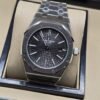 Audemars Piguet — esfera gris oscura y brazalete plateado