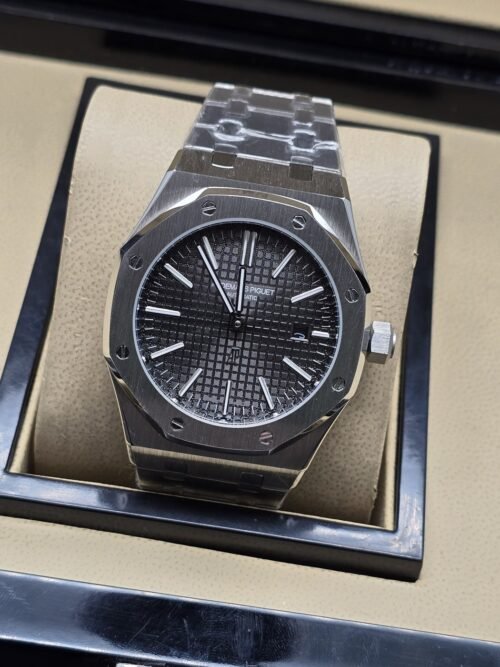 Audemars Piguet — esfera gris oscura y brazalete plateado