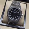 Audemars Piguet — esfera negra con índices claros y caja plateada